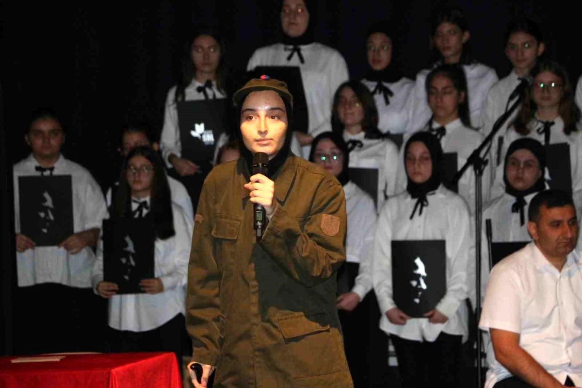 Rize\'de Liseli Öğrencilerin Tiyatral Gösterisi Duygulandırdı