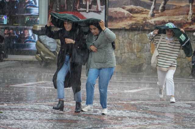 Marmara Bölgesi'nde Yarın Kuvvetli Rüzgar ve Fırtına Bekleniyor Marmara Bölgesi'nde Yarın Kuvvetli Rüzgar ve Fırtına Bekleniyor