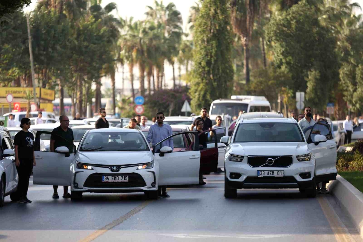 Mersin\'de hayat Türkiye Cumhuriyeti\'nin kurucusu Gazi Mustafa Kemal Atatürk için 1 dakika durdu
