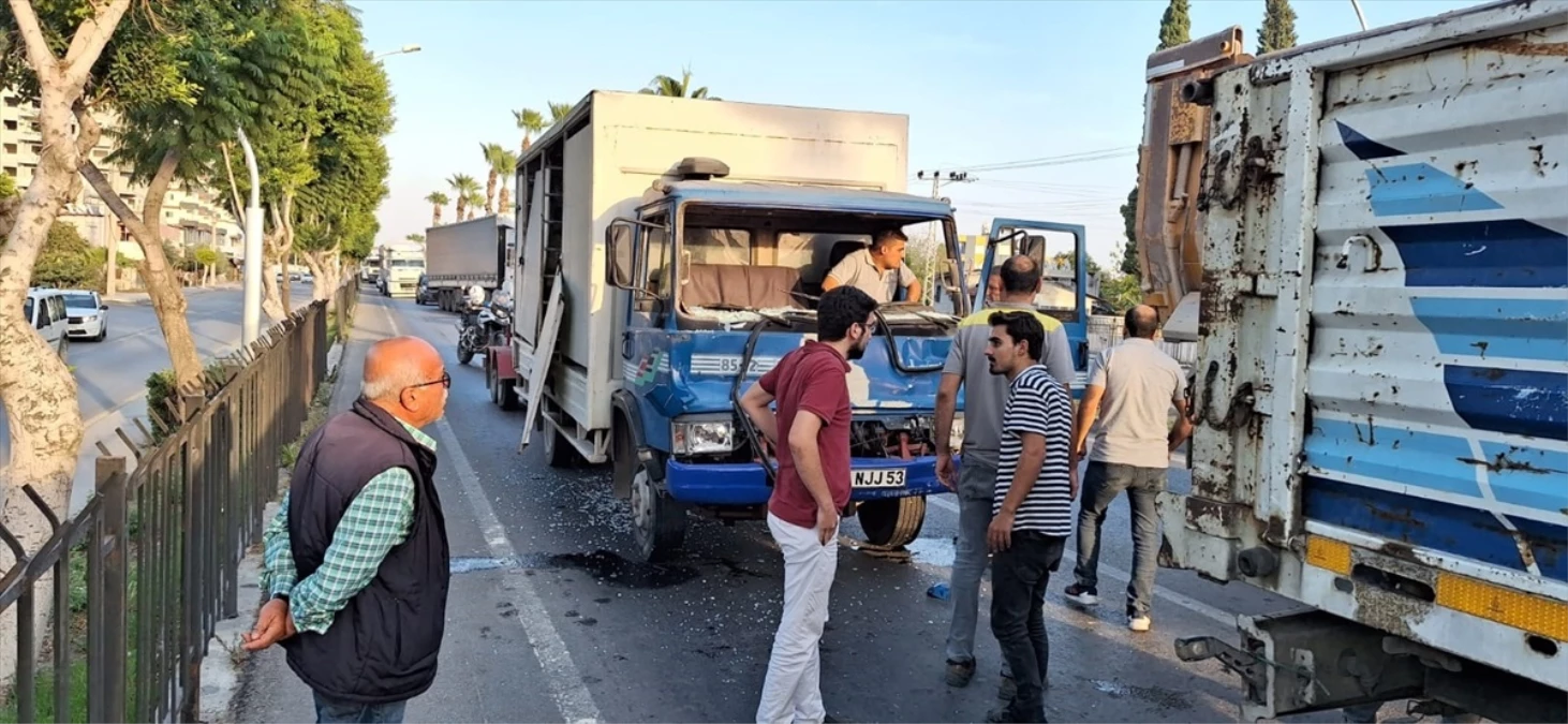 Tarsus\'ta Kamyon Tıra Çarptı, Sürücü Hastaneye Kaldırıldı