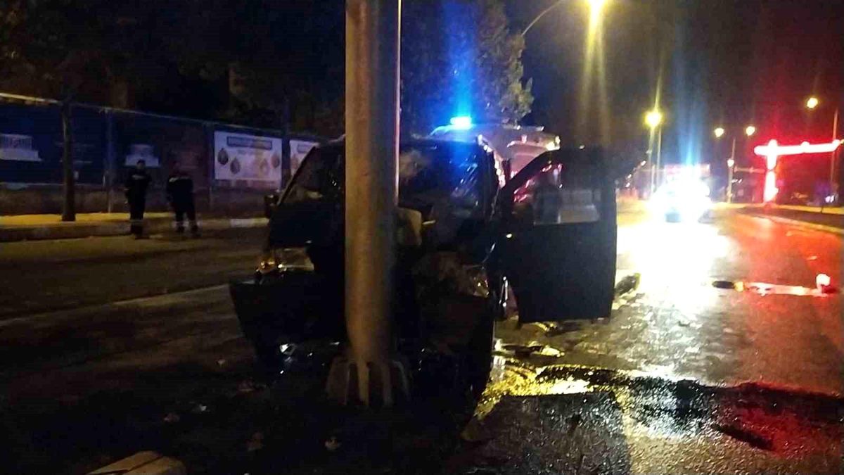 Çorum\'da Minibüs Yön Levhasına Çarptı: Sürücü Yaralandı