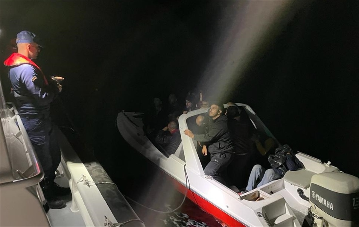 Muğla\'da Yunanistan unsurları tarafından Türk kara sularına itilen lastik botlardaki 60 düzensiz göçmen kurtarıldı