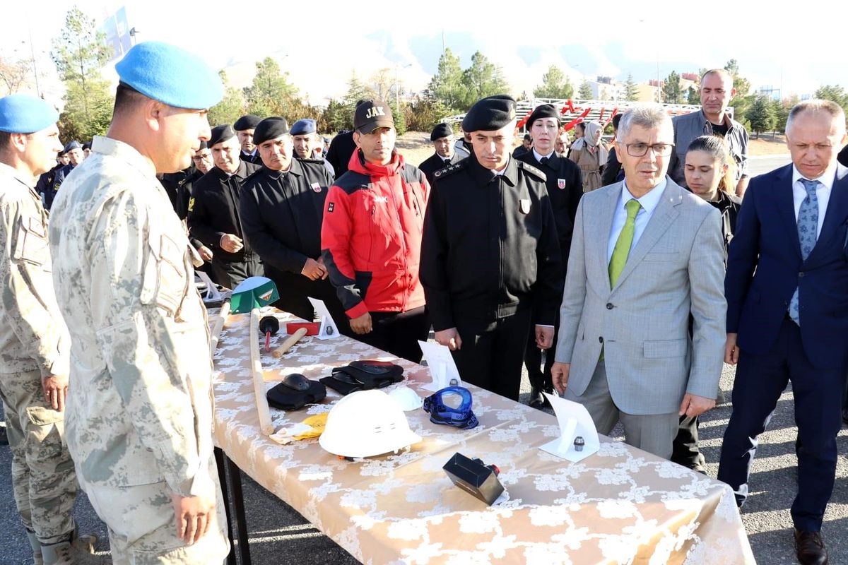 Niğde\'de Arama Kurtarma Malzemeleri Jandarma Ekiplerine Teslim Edildi