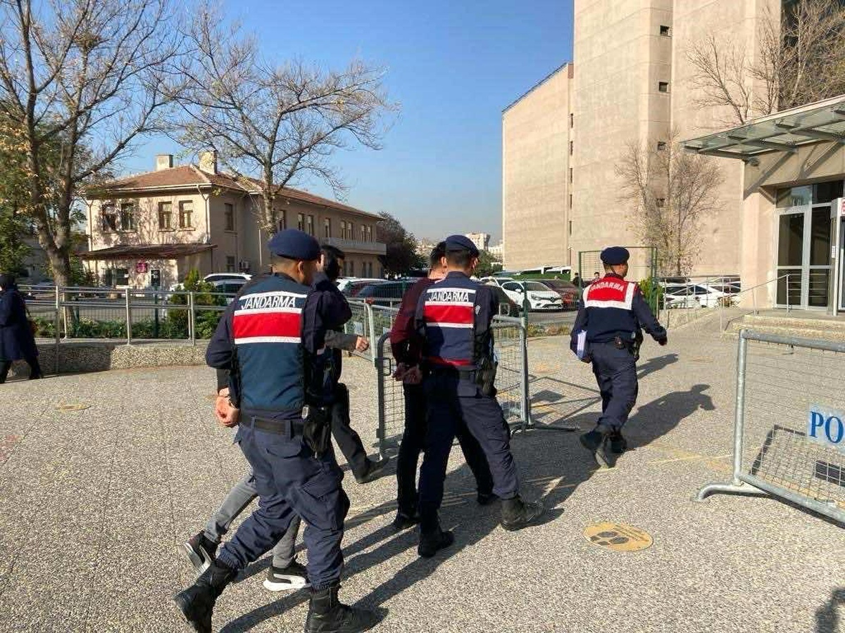 Ankara\'da Vatandaşın Aracını Çalan 2 Şahıs Yakalandı