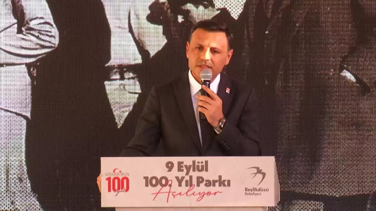 Özgür Çelik, Beylikdüzü Belediyesi\'nin 47 Saatte Yaptığı Parkın Açılışına Katıldı: "Burada Sosyal Demokrat Belediyecilik Uygulaması Gerçekleşiyor"