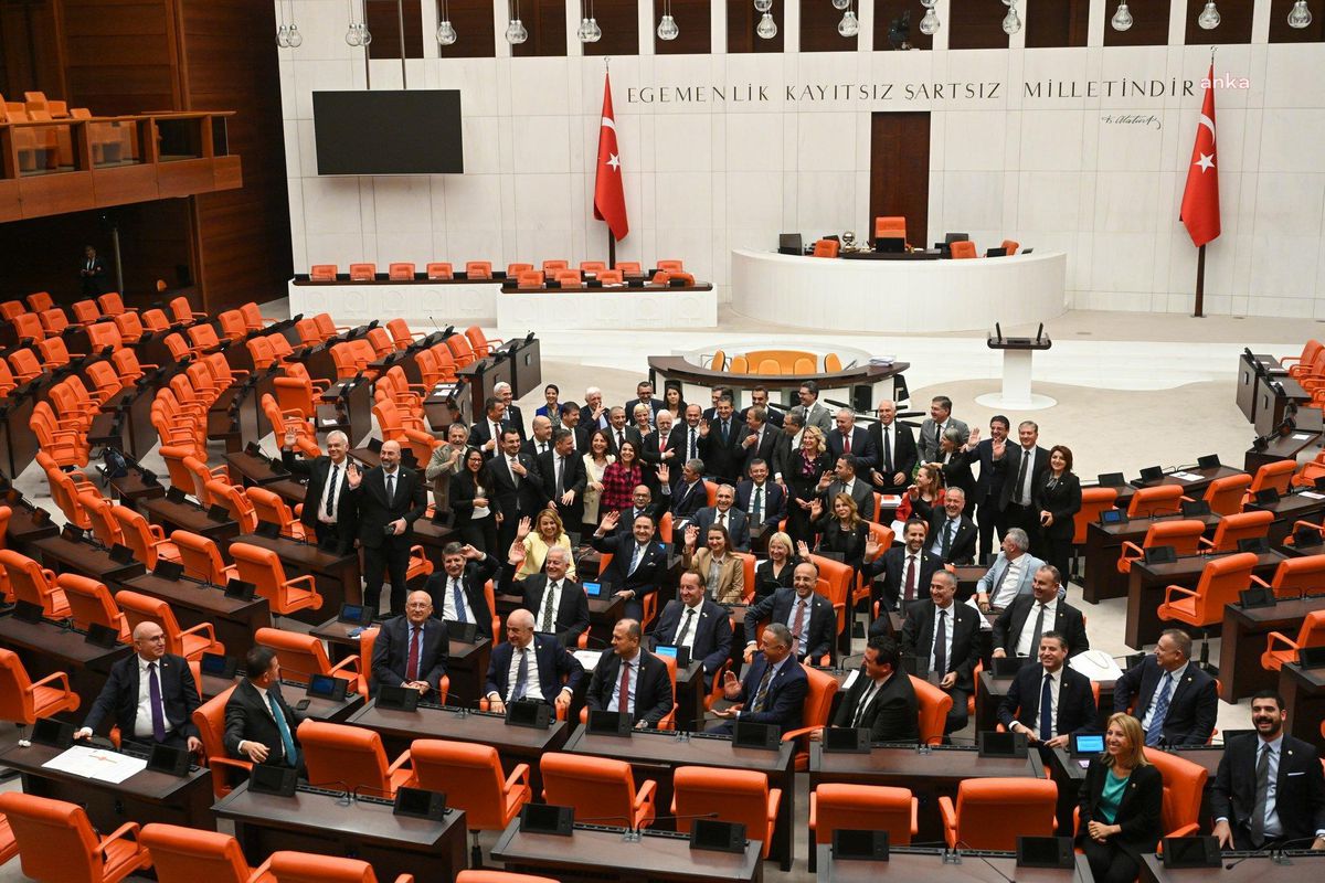 CHP Genel Başkanı Özgür Özel, TBMM Genel Kurulu\'nu terk etmeme eylemi başlattı