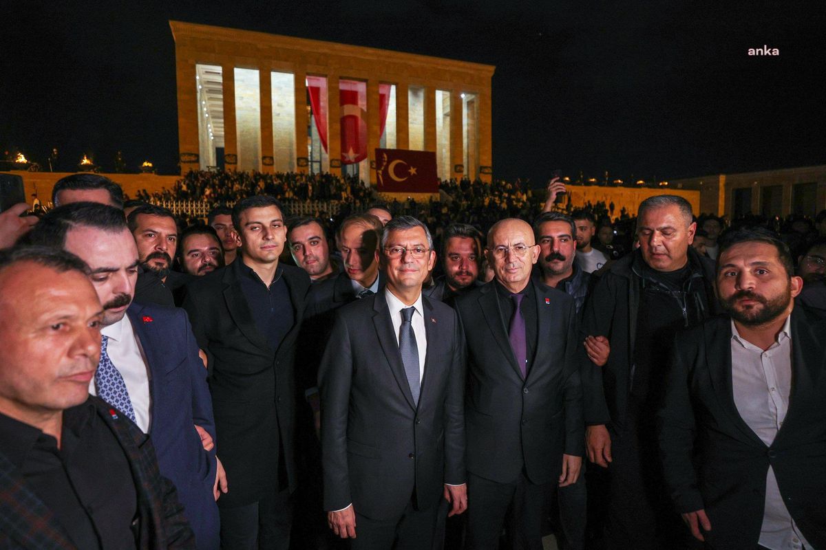 CHP Genel Başkanı Özgür Özel, Ata\'ya Saygı Zinciri ile Anıtkabir\'e yürüdü