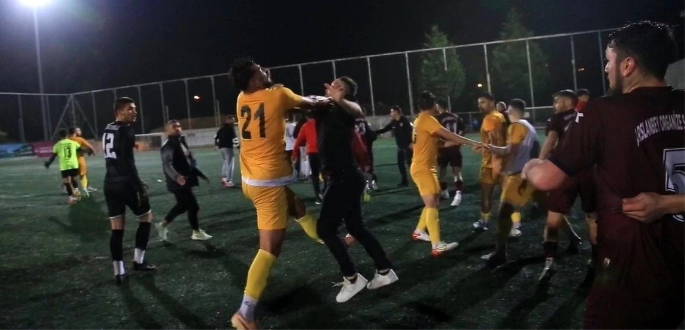 Kocaeli\'de Süper Amatör Liginde Futbolcu Taraftara Saldırdı