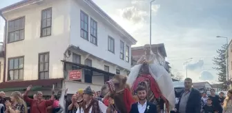 Sakarya'da düğün merasimi öncesinde gelin deveye bindi