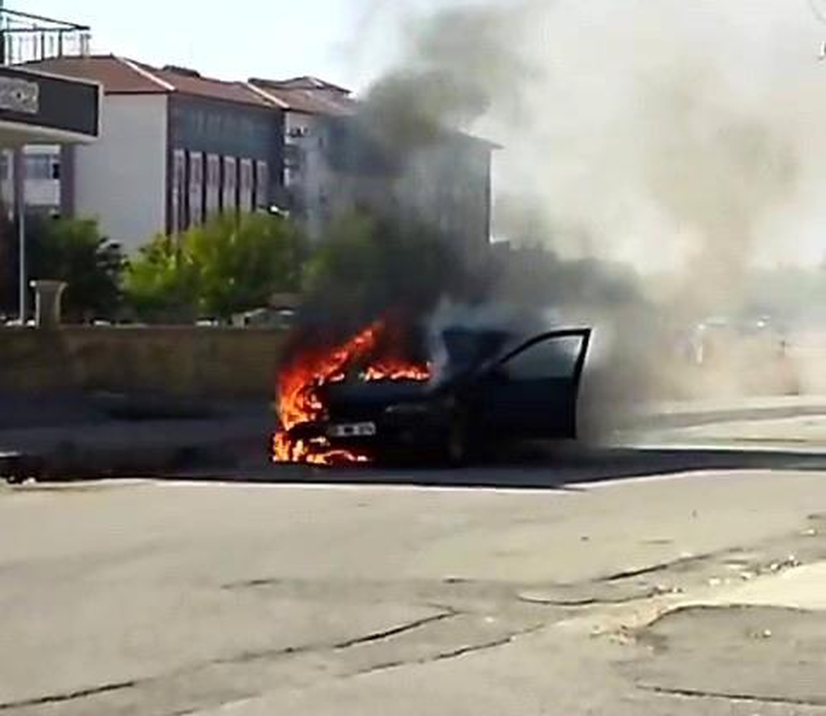 Adıyaman\'da Otomobil Alev Aldı