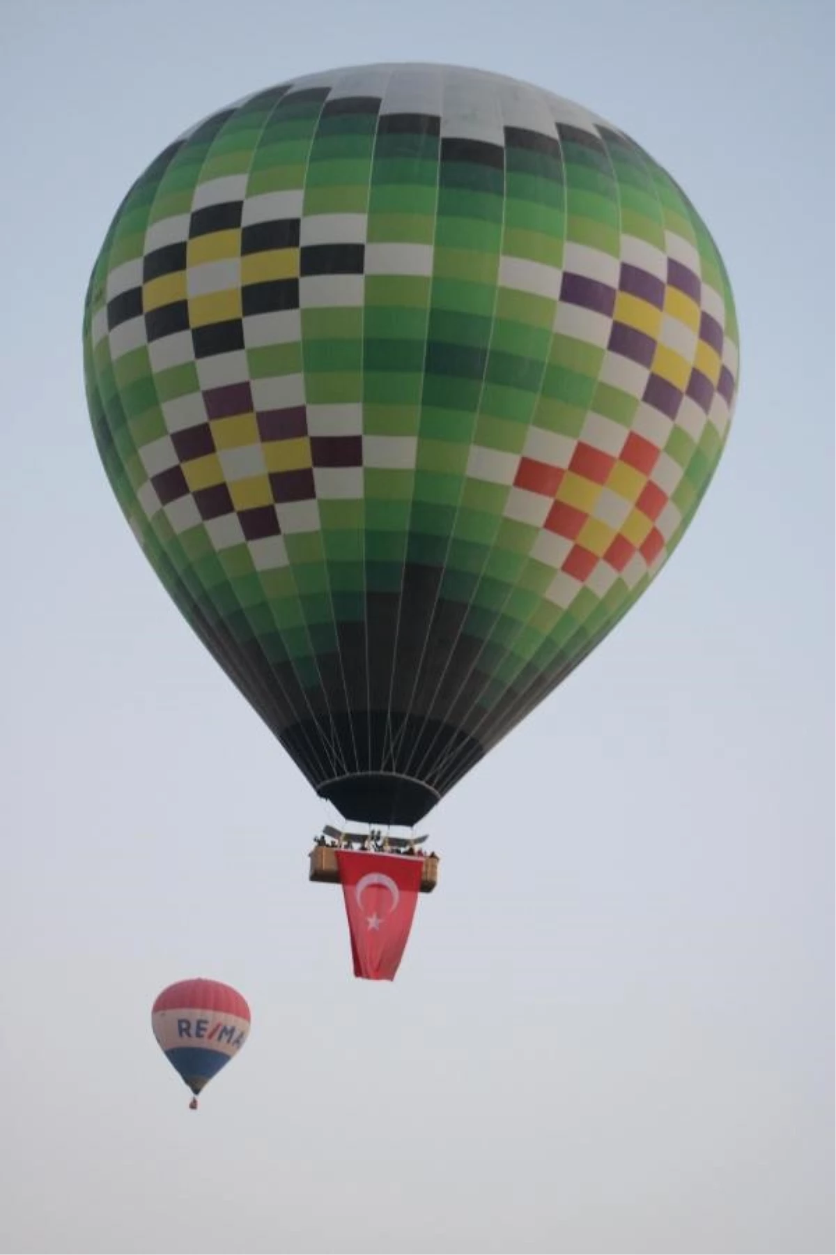 Kapadokya\'da Atatürk Posterli Sıcak Hava Balonları Havalandı