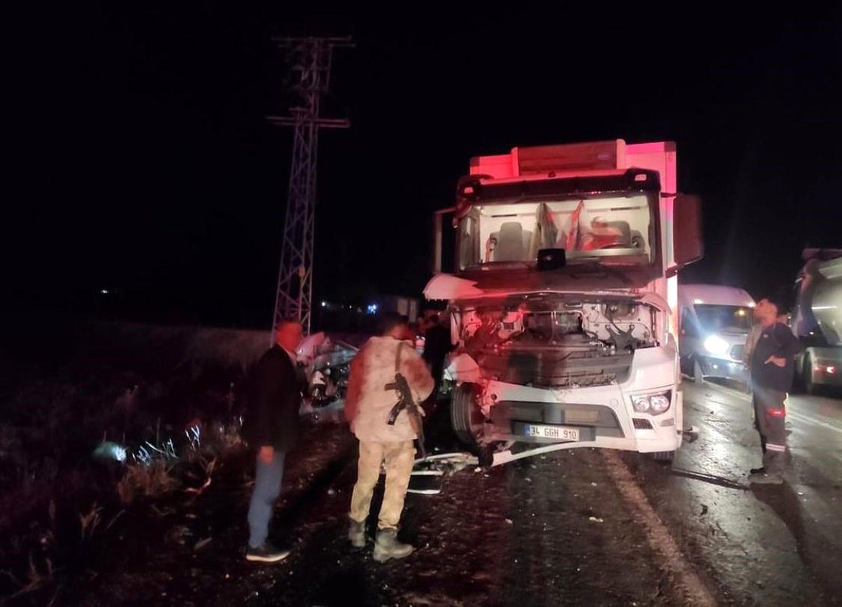 Şırnak İdil\'de otomobil ve kamyon çarpıştı: 1 yaralı