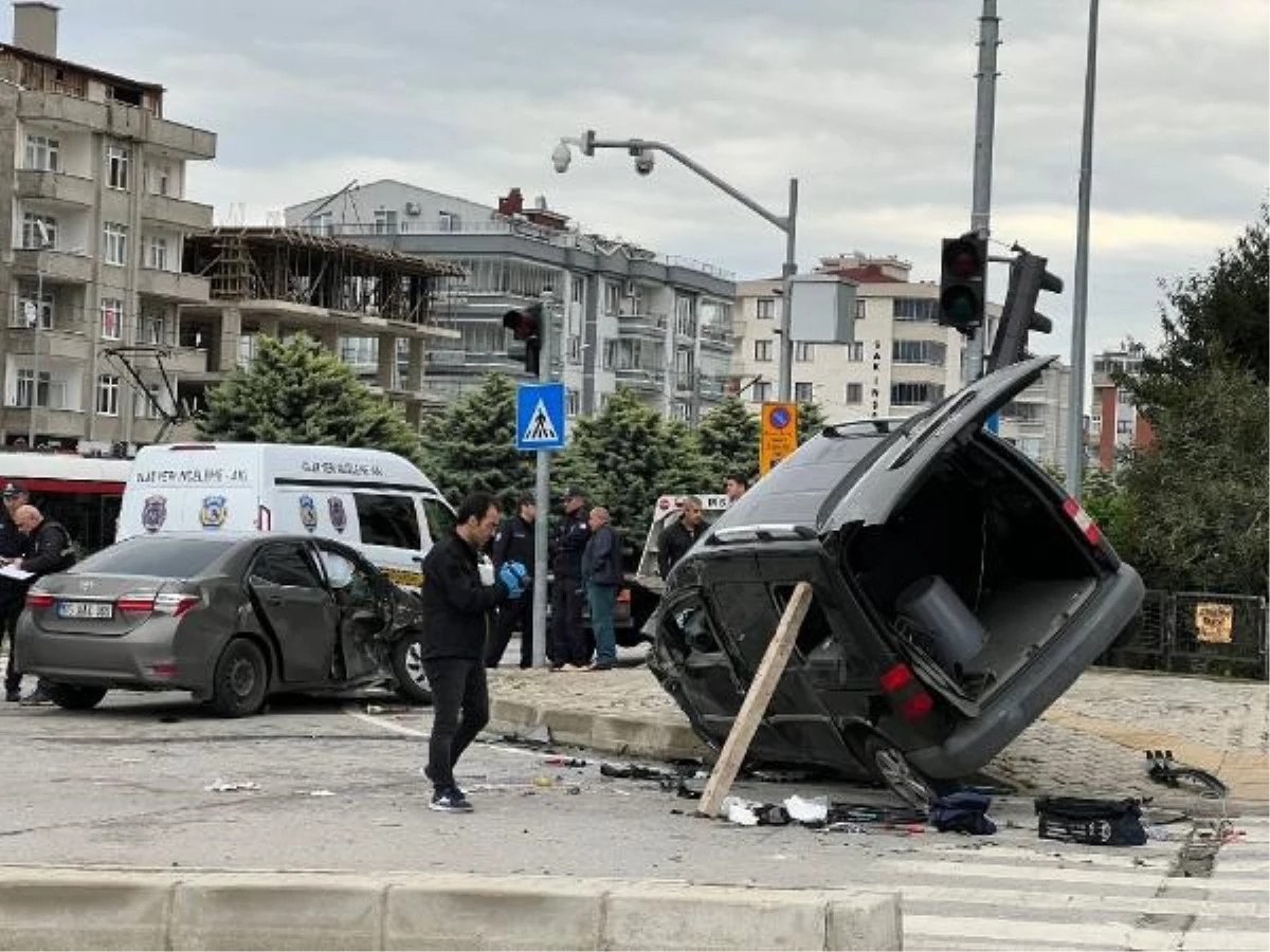 Samsun\'da Sivil Polis Aracıyla Hafif Ticari Araç Çarpıştı: 4 Yaralı