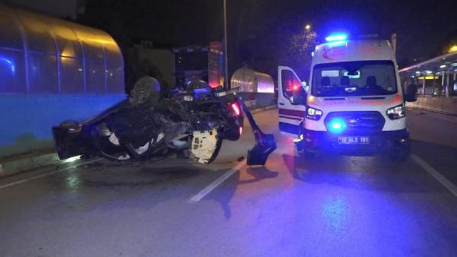 Bursa'da Kontrolden Çıkan Otomobilde Ölü ve Yaralılar Bursa'da Kontrolden Çıkan Otomobilde Ölü ve Yaralılar