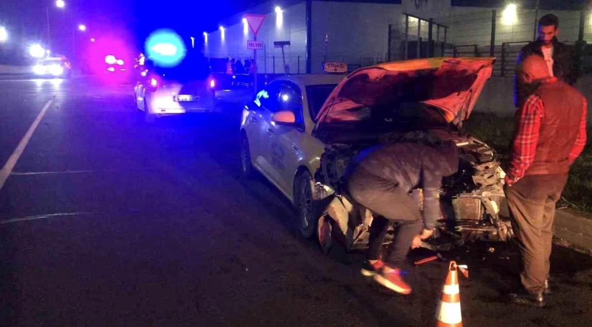 Çerkezköy\'de Ticari Taksi ile Otomobil Çarpıştı: 4 Yaralı