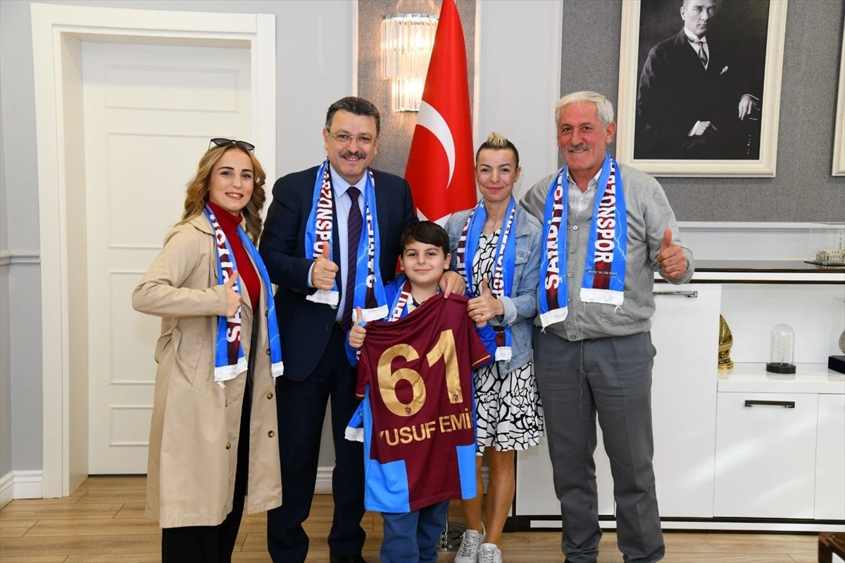 Trabzonspor formasıyla saldırıya uğrayan çocuk Belediye Başkanı ile görüştü