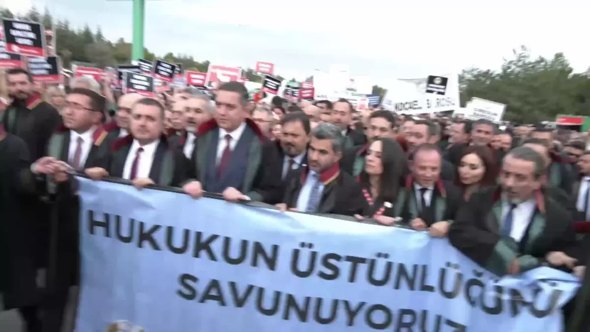 Türkiye Barolar Birliği, Yargıtay\'ın Anayasa Mahkemesi üyeleri hakkındaki suç duyurusuna karşı protesto düzenledi