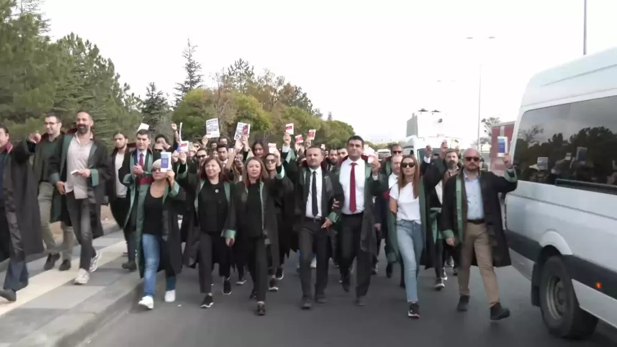 Türkiye Barolar Birliği ve Ülke Genelinden Gelen Avukatlar, Anayasa Mahkemesi Önünde: "Adalet, Çözemeyeceği Düğümü Atmamalıdır.