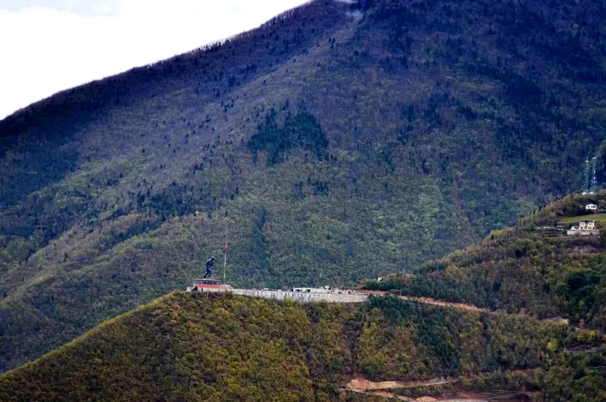 Türkiye\'nin en büyük Atatürk heykelinin yer aldığı Artvin Atatepe\'de bayrak yarına indirildi