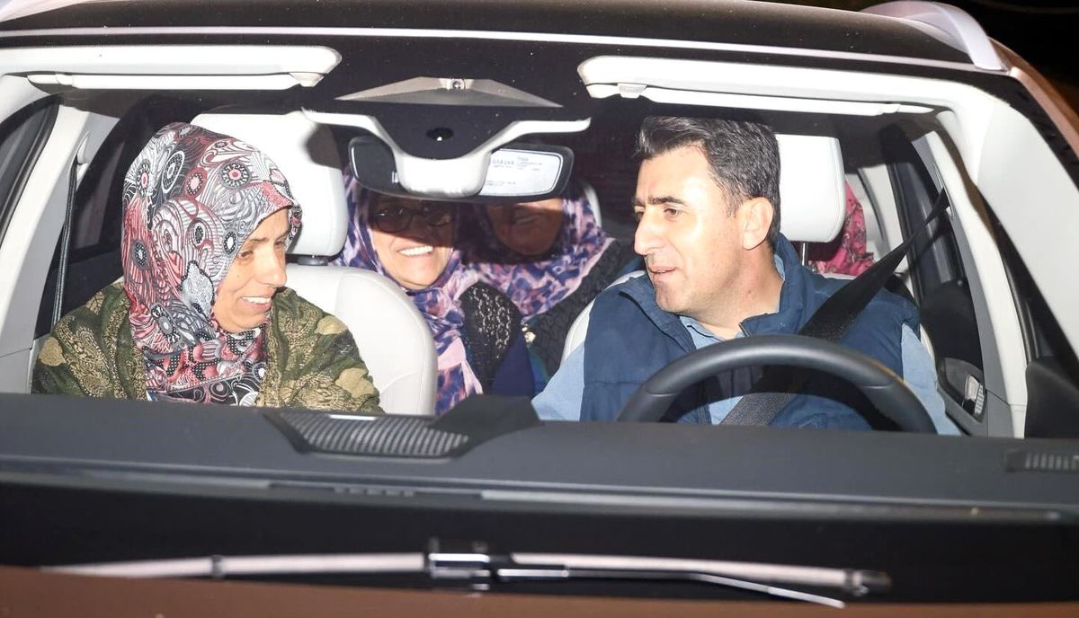 Bilecik Valisi Şefik Aygöl, köy halkına verdiği akşam çayı sözünü tuttu