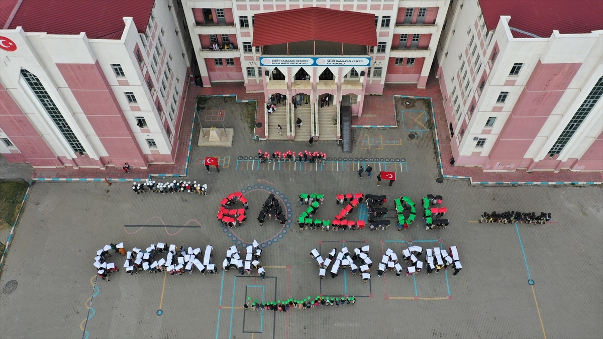 Van\'da öğrenciler "Gazze\'de Çocuklar Yaşasın" koreografisi oluşturdu