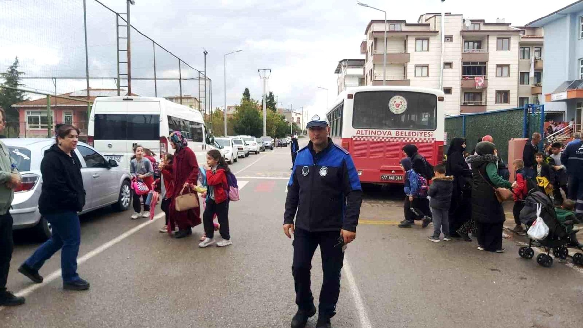 Yalova Altınova Belediyesi Zabıta Amirliği Öğrencilerin Güvenliğini Sağlıyor