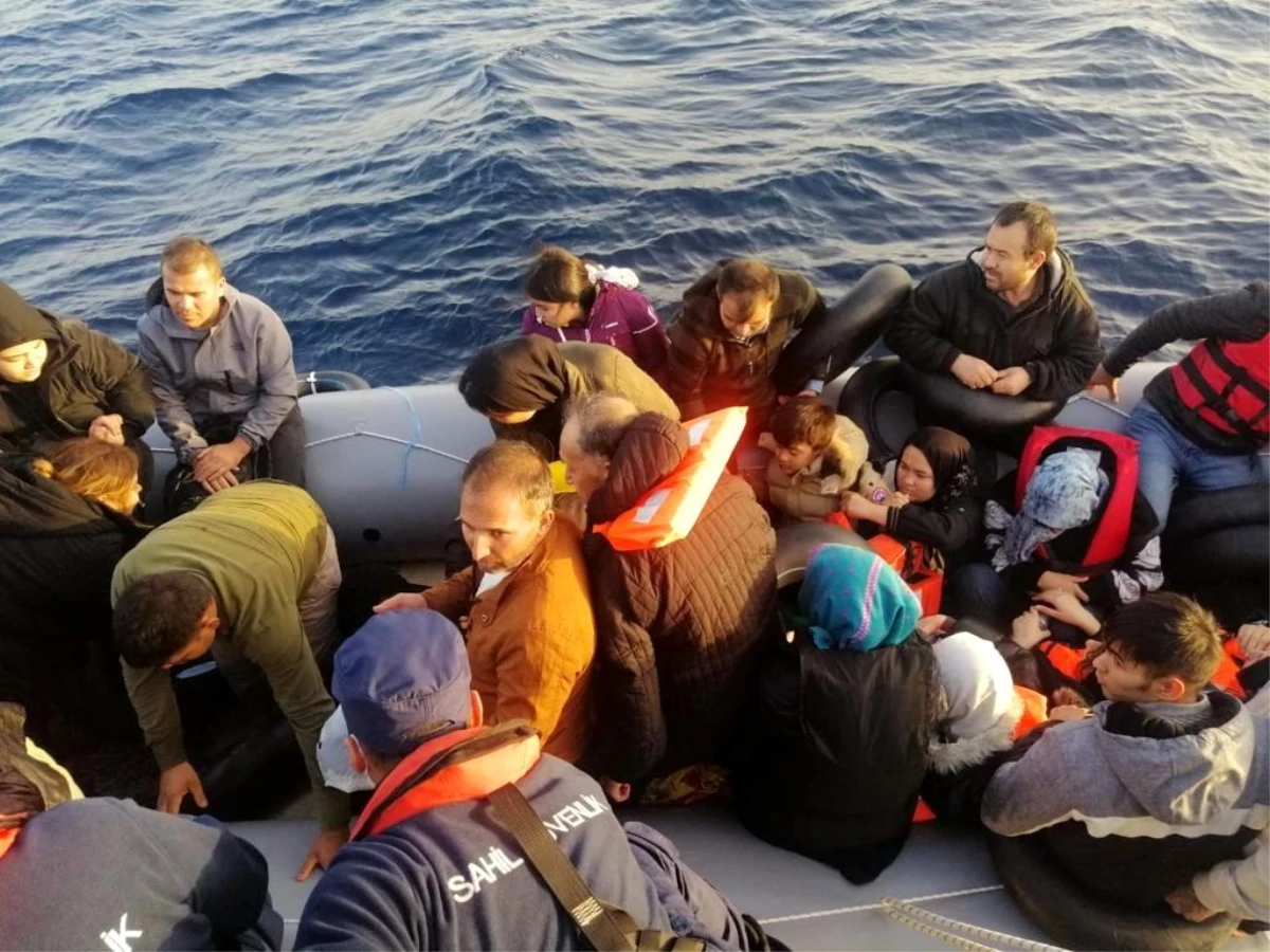 İzmir açıklarında geri itilen 132 düzensiz göçmen kurtarıldı