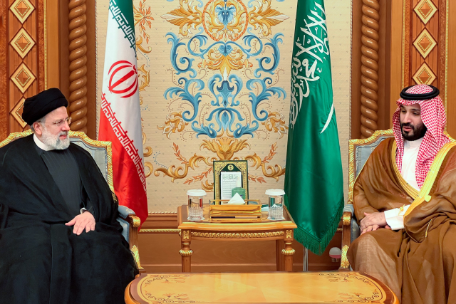 11 yıl sonra ilk görüşme! İran Cumhurbaşkanı Reisi ile Suudi Arabistan Veliaht Prensi Muhammed bin Selman bir araya geldi