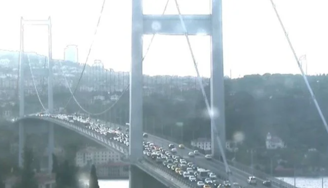 15 Temmuz Şehitler Köprüsü'nde zincirleme kaza! 4 araç birbirine girdi, trafik felç