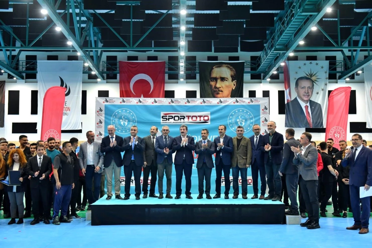 Samsun\'da düzenlenen 19 Yaş Altı Türkiye Badminton Şampiyonası başladı