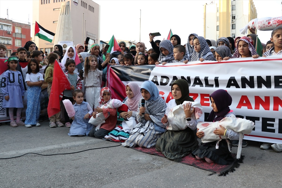 Adana\'da İsrail saldırılarında hayatını kaybeden çocuklar için gökyüzüne balon bırakıldı
