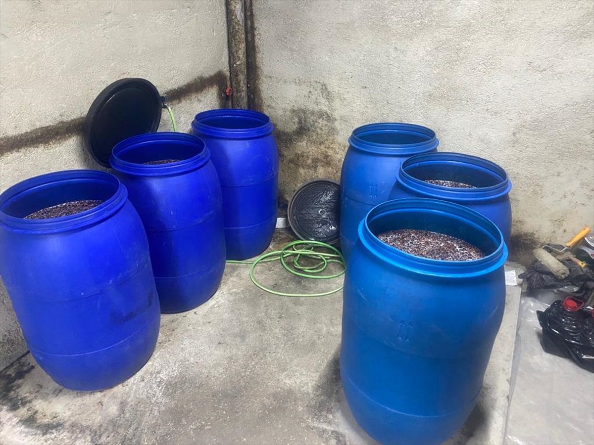 Adana\'da Sahte ve Kaçak İçki Operasyonu: 9 Bin 45 Litre Sahte ve 575 Şişe Gümrük Kaçağı Alkol Ele Geçirildi