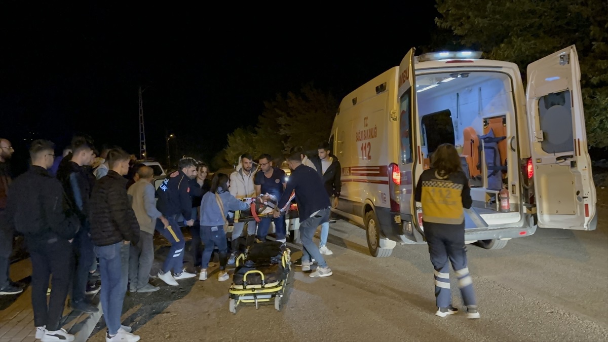 Adıyaman\'da otomobil ile motosiklet çarpıştı, sürücü yaralandı