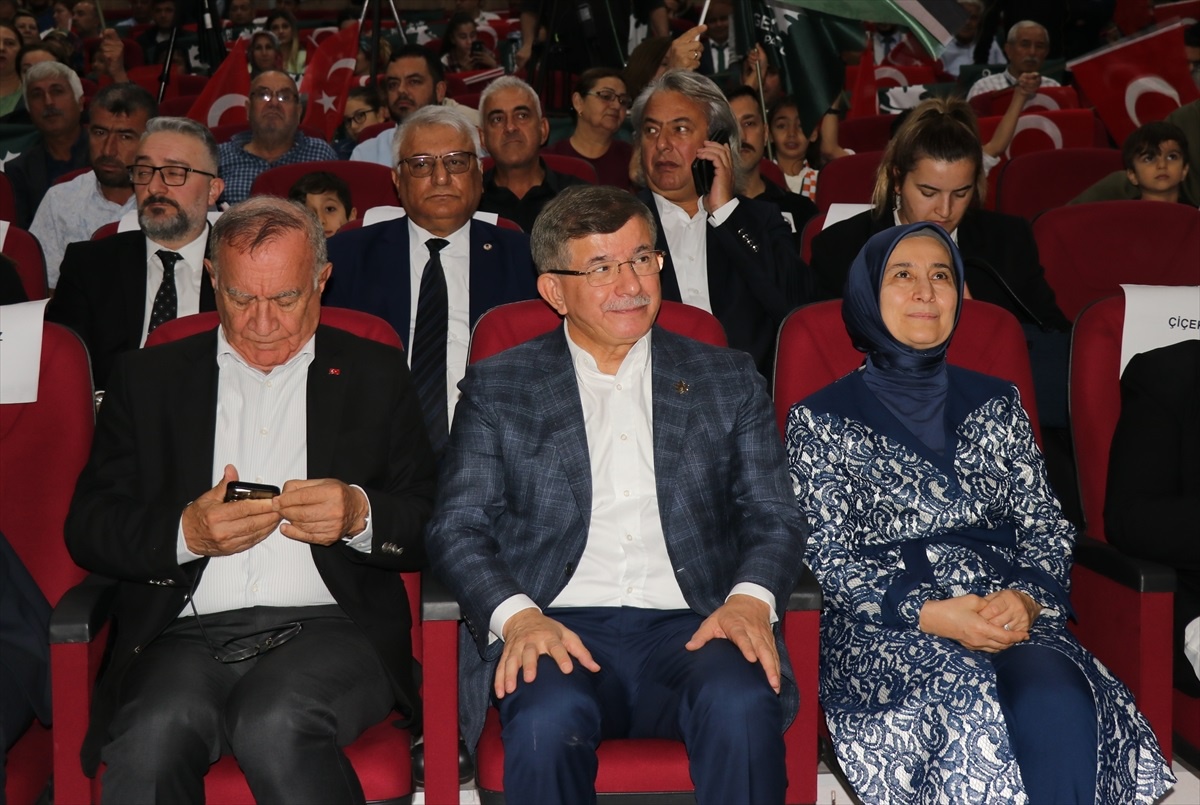 Davutoğlu, Adana\'da Gazze saldırılarına tepki gösterdi