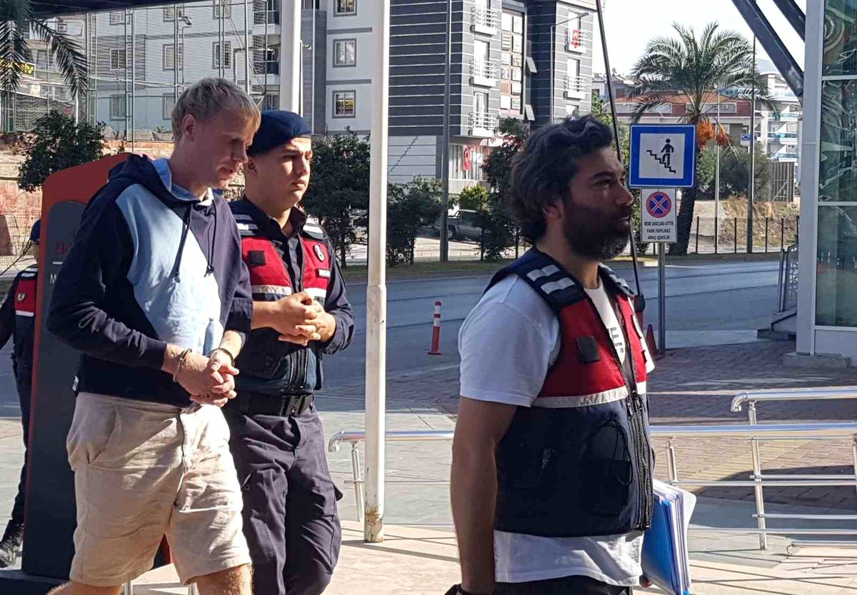 Antalya\'da Ukraynalı turist, gaspçıları çarparak öldürdü
