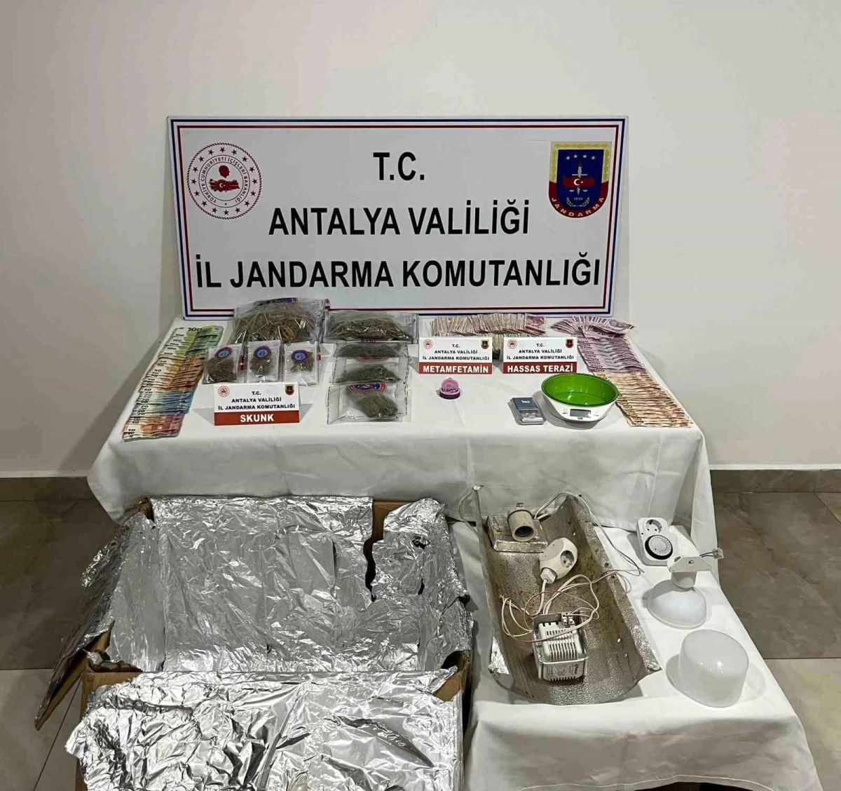 Antalya\'da Uyuşturucu ve Ruhsatsız Silah Operasyonu: 3 Şüpheli Yakalandı