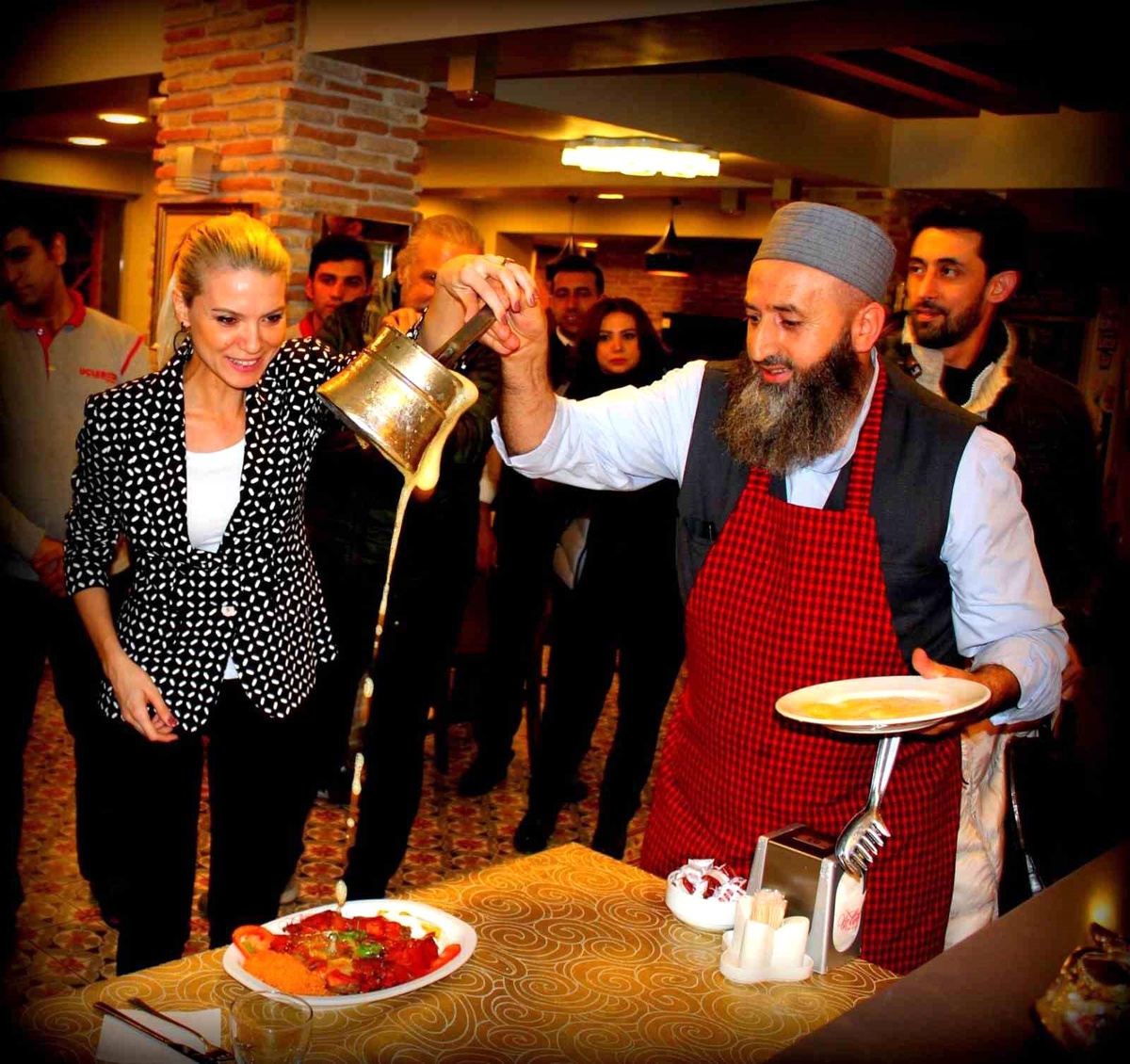 Erzurum\'da Döner İşletmesi Sahibi Atatürk\'e Hakaret Etti, Gözaltına Alındı