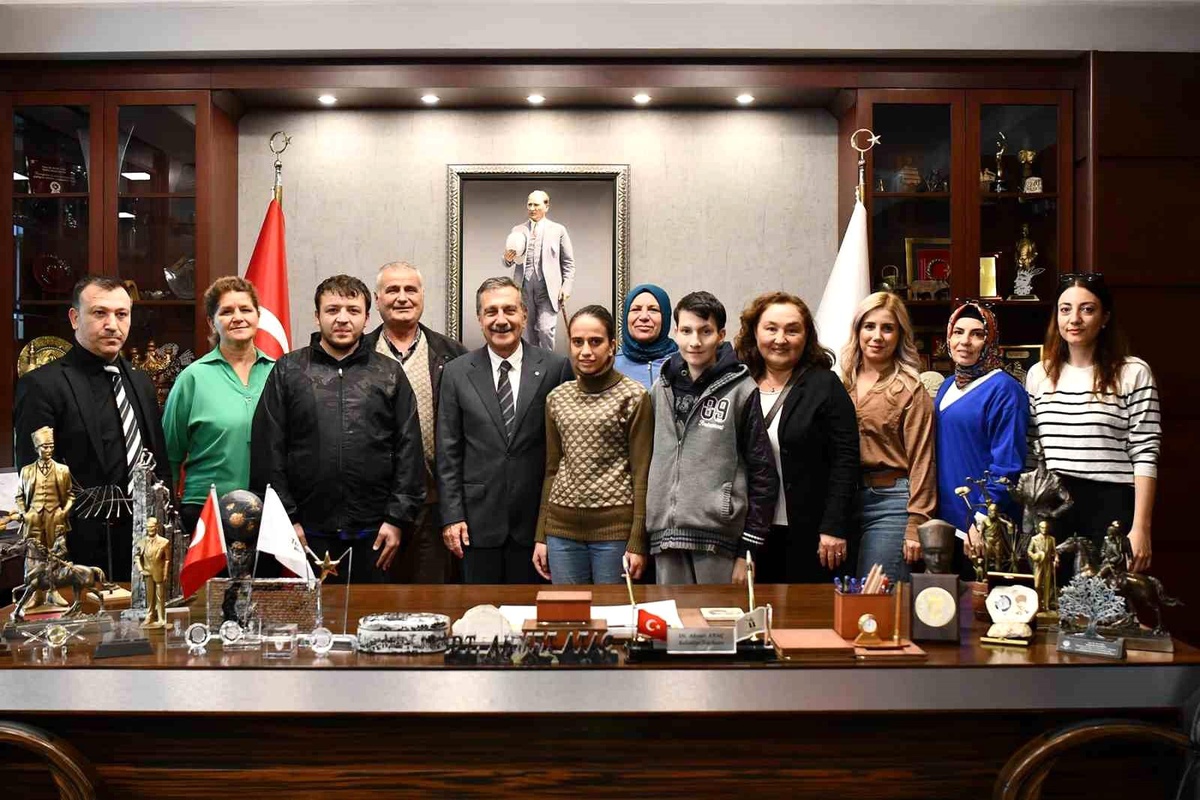 Tepebaşı Belediye Başkanı Ahmet Ataç, Özel Gereksinimli Gençlerle Bir Araya Geldi