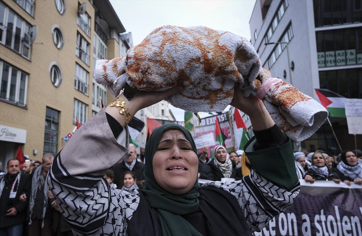 Berlin\'de binlerce kişi Gazze saldırılarını protesto etti