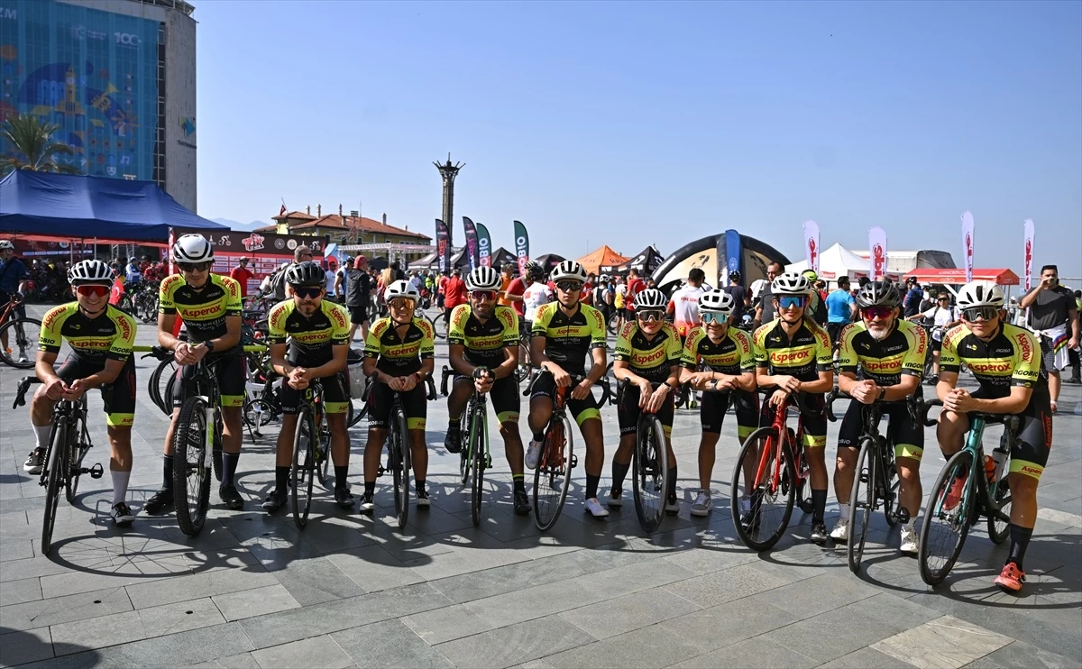 İzmir Bisiklet Takımı Farklı Meslek Gruplarından Sporcularla Yarışlarda Mücadele Ediyor