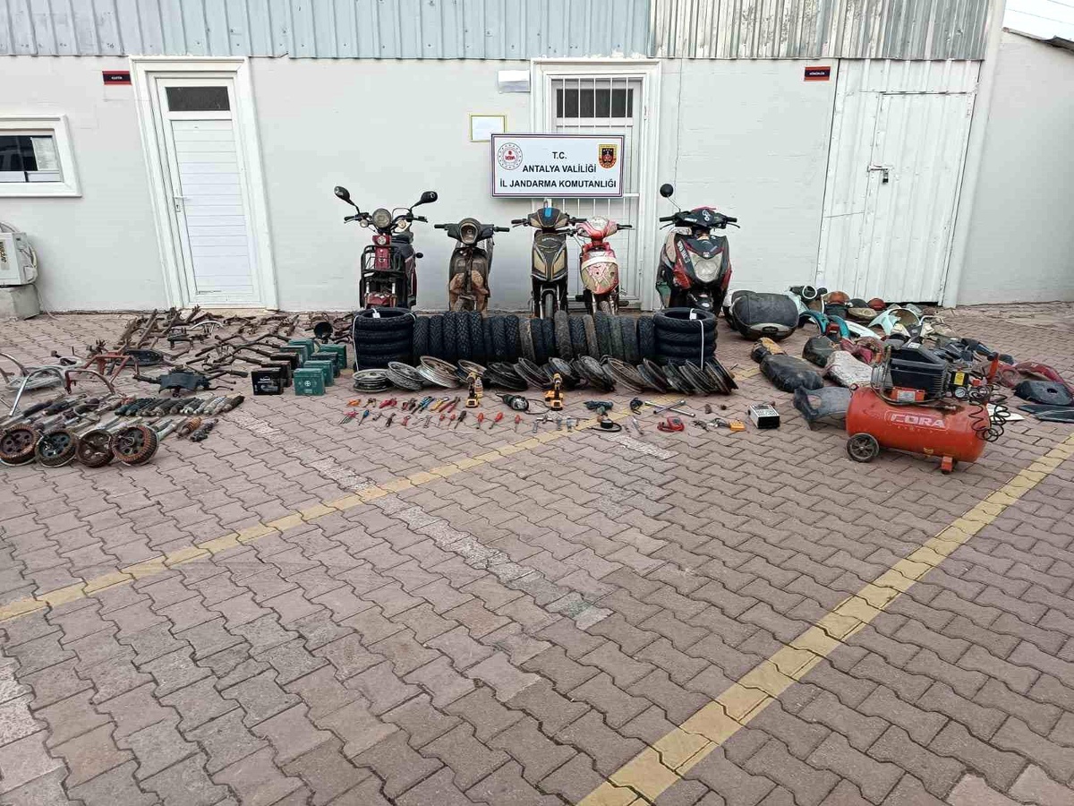 Antalya\'da Çalıntı Motosiklet ve Elektrikli Bisikletleri Parçalara Ayırıp Boyayan Şüpheli Yakalandı
