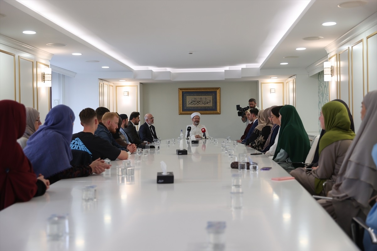 Diyanet İşleri Başkanı Ali Erbaş, Hollandalı 19 Müslümanı Kabul Etti