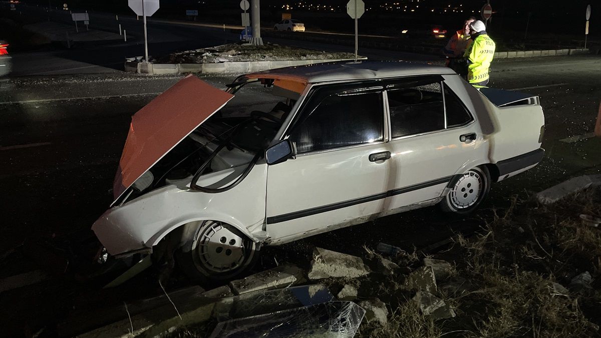 Edirne\'de Otomobil ve Hafif Ticari Araç Çarpışması: 6 Yaralı