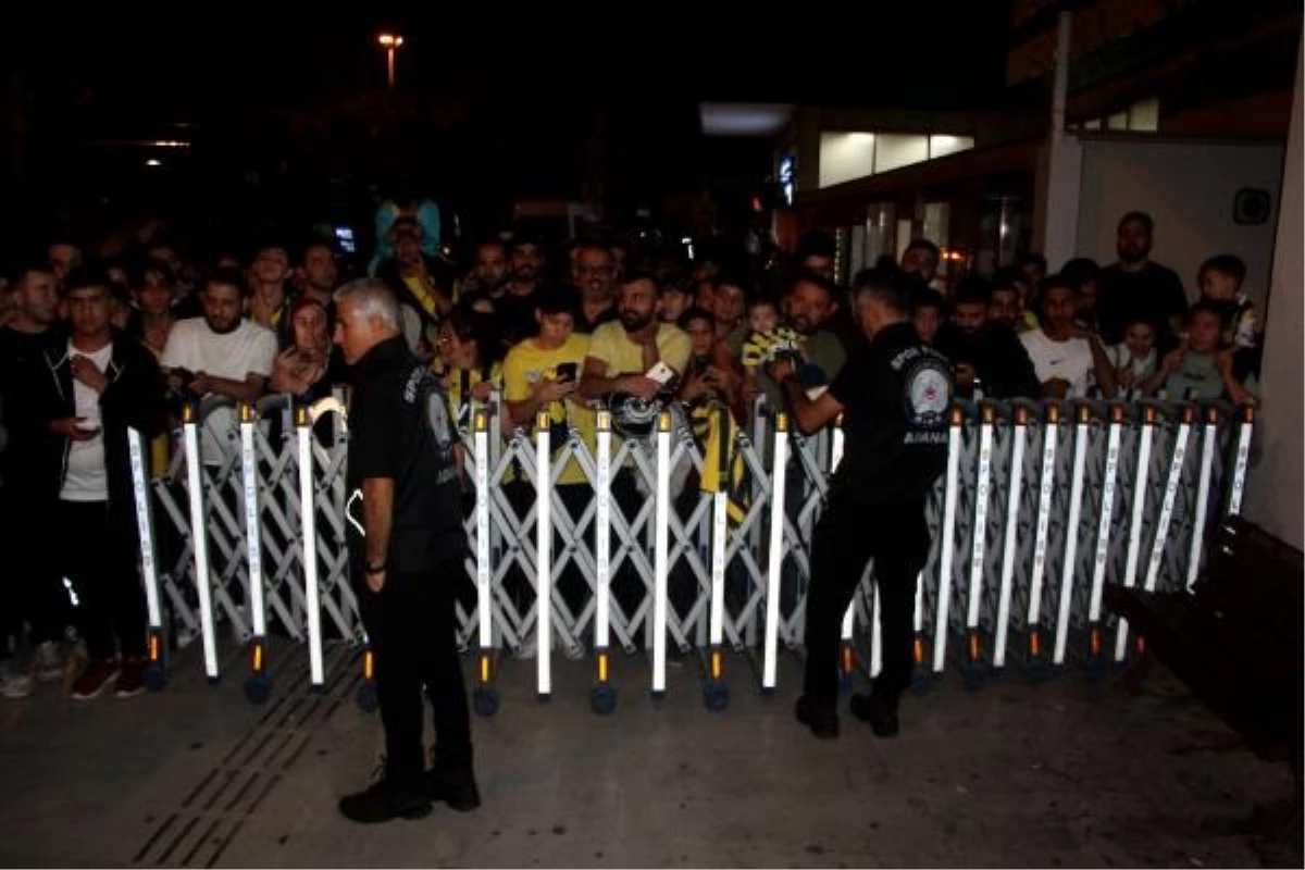 Fenerbahçe, Adana\'ya coşkuyla geldi