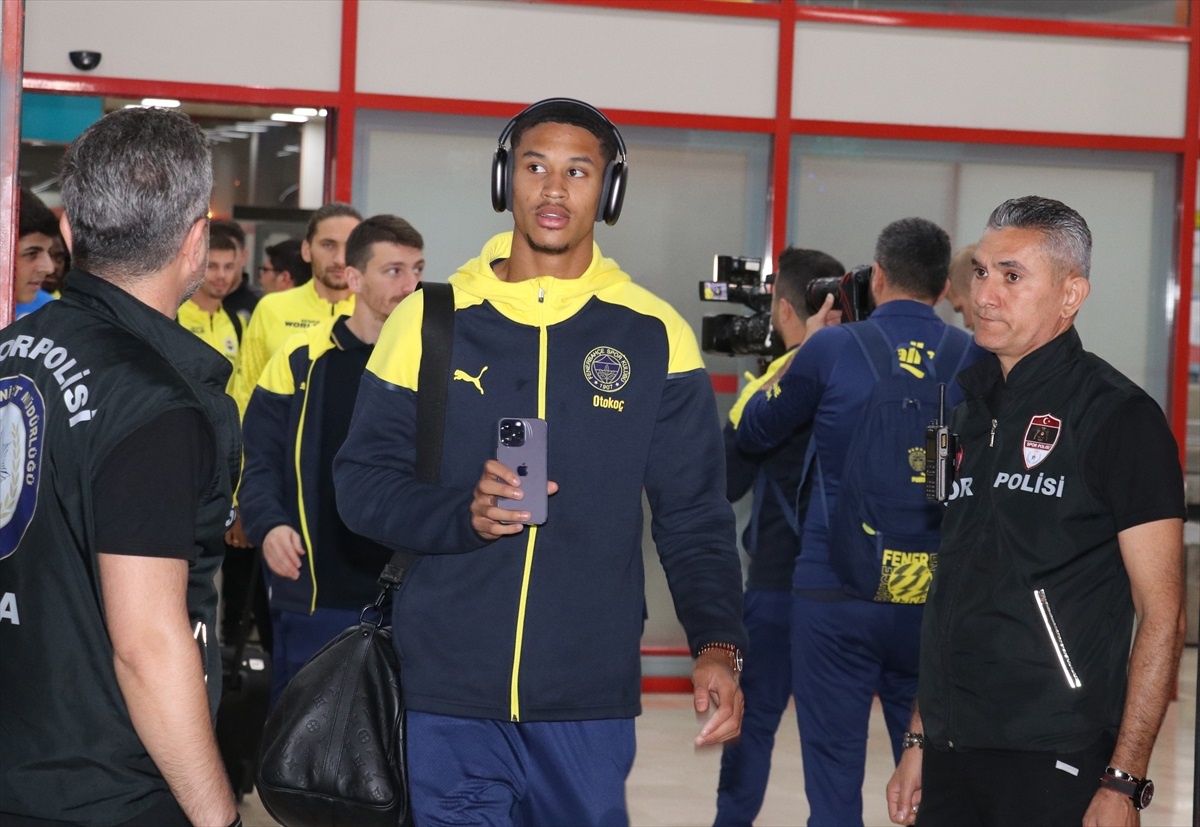Fenerbahçe Adana Demirspor maçı için Adana\'ya geldi