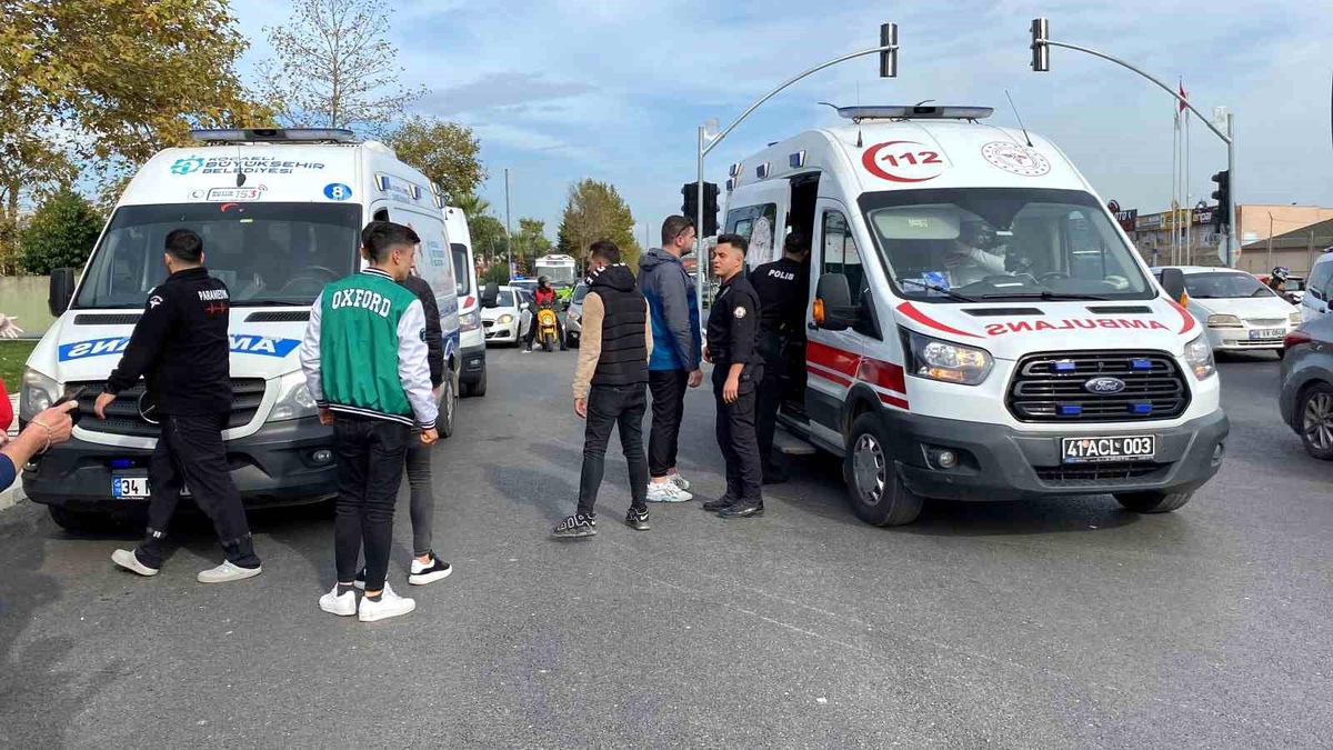 İzmit\'te Kırmızı Işık İhlali Yapan Otobüs Yaya Geçidinde İki Kişiye Çarptı