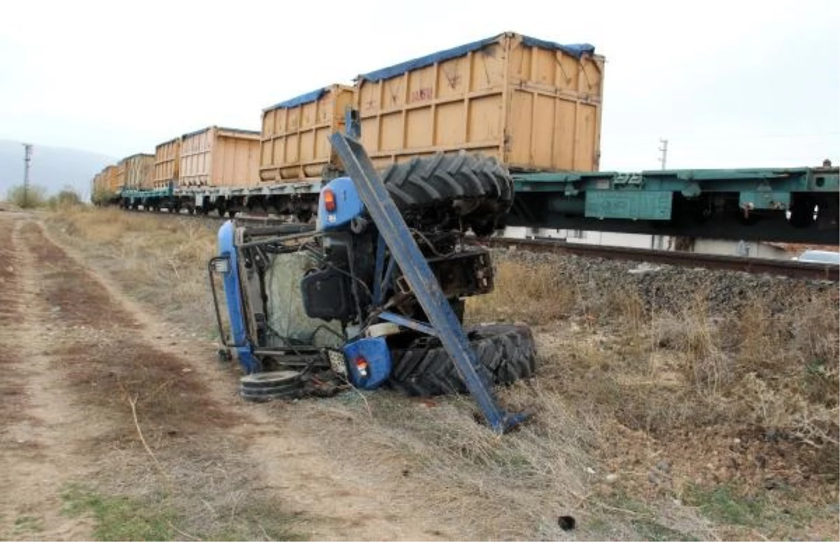 Yük treni traktöre çarptı: 1 ölü, 1 ağır yaralı