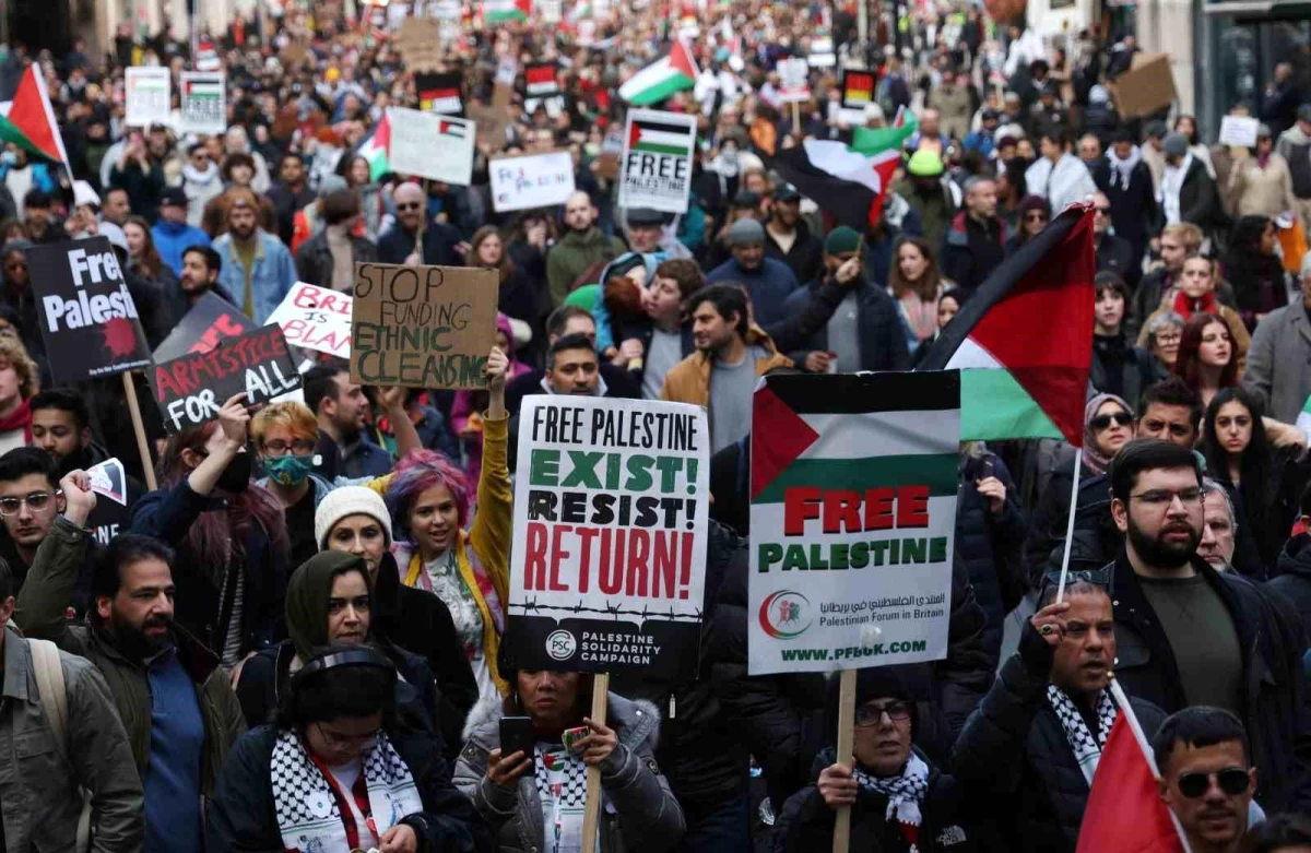 Londra\'da 300 Bin Filistin Destekçisi İsrail\'in Saldırılarını Protesto Etti