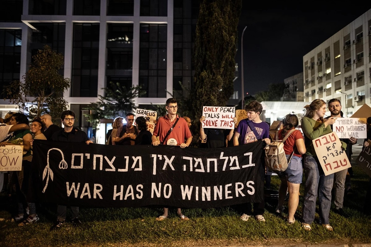 İsrailli Yahudiler Tel Aviv\'de Gazze\'ye ateşkes çağrısı yaptı