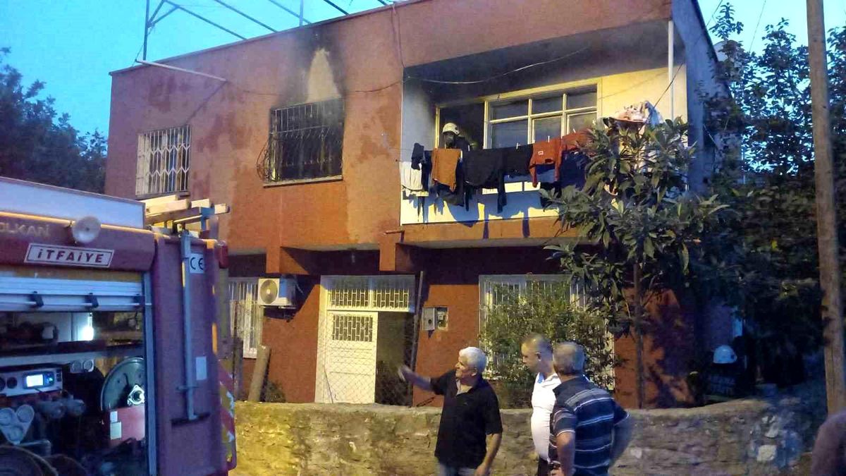 Adana\'da bir evde çıkan yangın itfaiye ekipleri tarafından söndürüldü